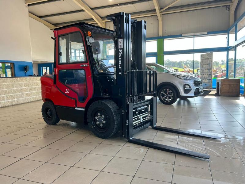 YangFT 3 Tonne ( 3 Mast ) Forklift